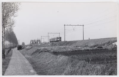 606377 Gezicht op de spoorweg bij Schalkwijk (gemeente Houten), met een diesel-electrisch treinstel DE 2 ( Blauwe ...